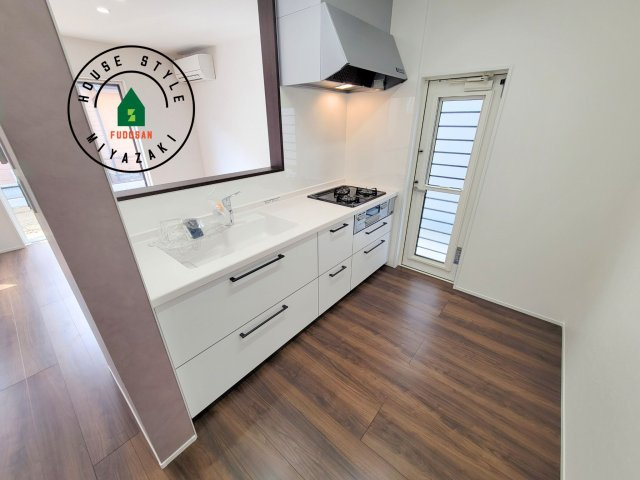 パティオニュータウン月見ヶ丘（5号棟）のキッチン|ご家族を近くに感じられる対面キッチンのLDK。会話もはずみそうですね。