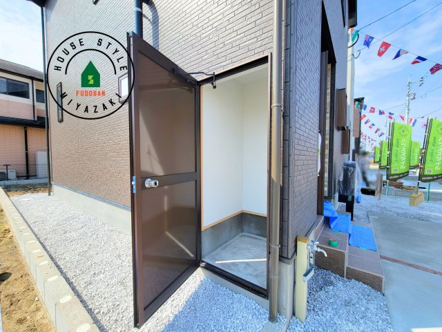 パティオニュータウン月見ヶ丘（5号棟）の収納|玄関横に収納スペースです。