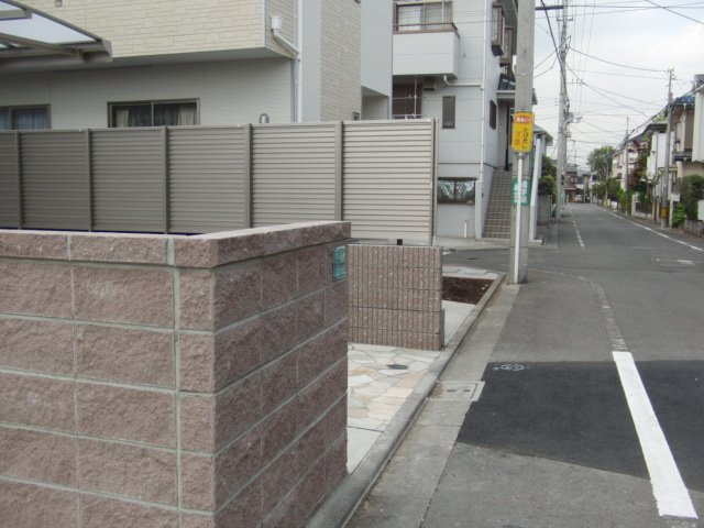 府中市朝日町１丁目のアパートのエントランス