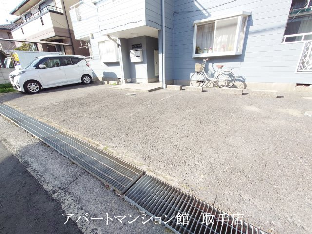 イーストハウスの駐車場