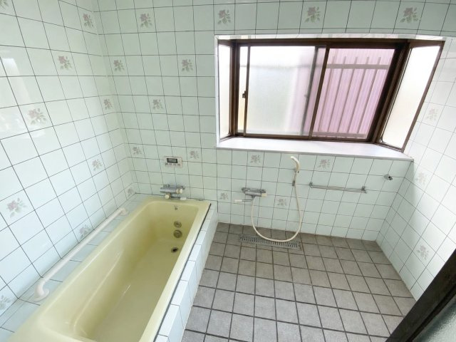 志免町向ヶ丘2丁目　戸建の浴室|大きな出窓付きの浴室です！
（※AI加工により家具・小物を消去しています）