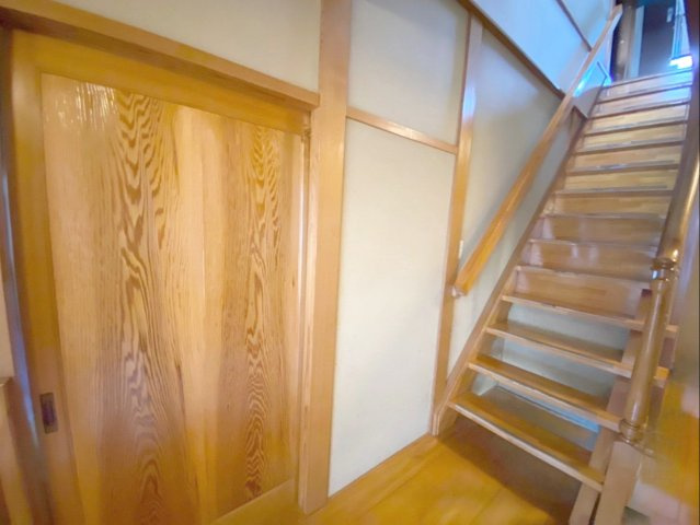志免町向ヶ丘2丁目　戸建の内装|階段の吹き抜け部分は、窓からの採光が取れた明るい空間です！