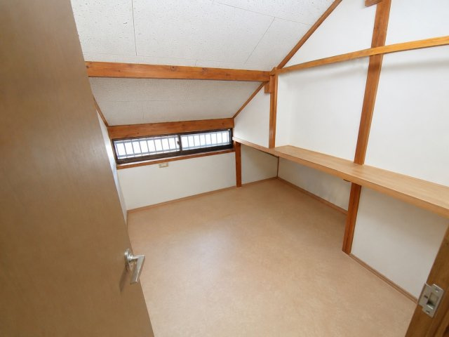 志免町向ヶ丘2丁目　戸建の収納|【納戸約２帖】
（※AI加工により荷物を消去しています）