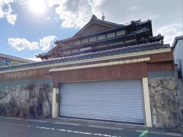 志免町向ヶ丘2丁目　戸建の外観|シャッター付きの堀車庫があります！
