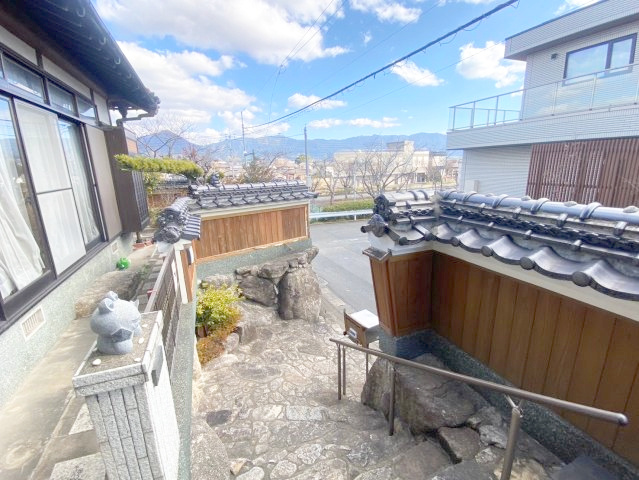 志免町向ヶ丘2丁目　戸建の外観|玄関ポーチに続く外階段には手すりがあります！
