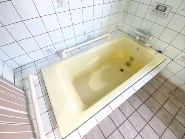志免町向ヶ丘2丁目　戸建の浴室|バリアフリーに配慮された手すり付きのお風呂です！