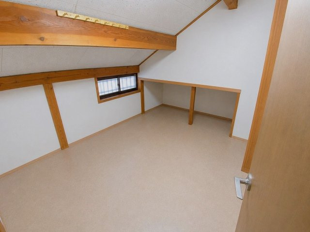 志免町向ヶ丘2丁目　戸建の収納|【納戸約2.5帖】
（※AI加工により荷物を消去しています）