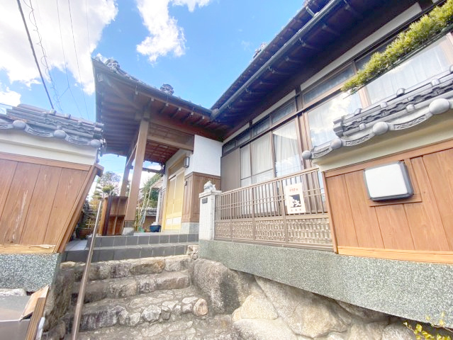 志免町向ヶ丘2丁目　戸建の玄関|インターホンはモニター付きなので防犯面も安心です！