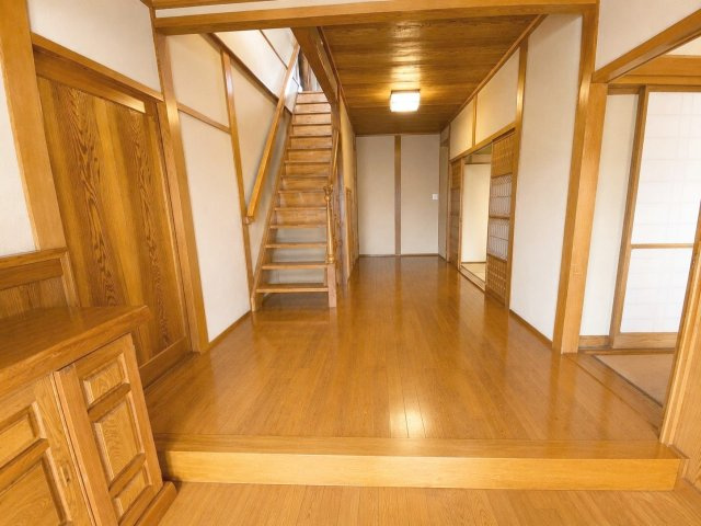 志免町向ヶ丘2丁目　戸建の玄関|木材の温かみが感じられる、開放的な玄関ホールです！
（※AI加工により荷物を消去しています）