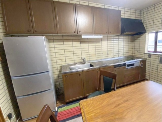志免町向ヶ丘2丁目　戸建のキッチン|お手入れしやすいシステムキッチンです！
（※AI加工により荷物を消去しています）