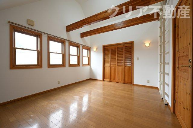 【洋室】 | 桐生市相生町五丁目　中古住宅 | 日当たりのよい寝室は大容量のウォークインクローゼット付き！