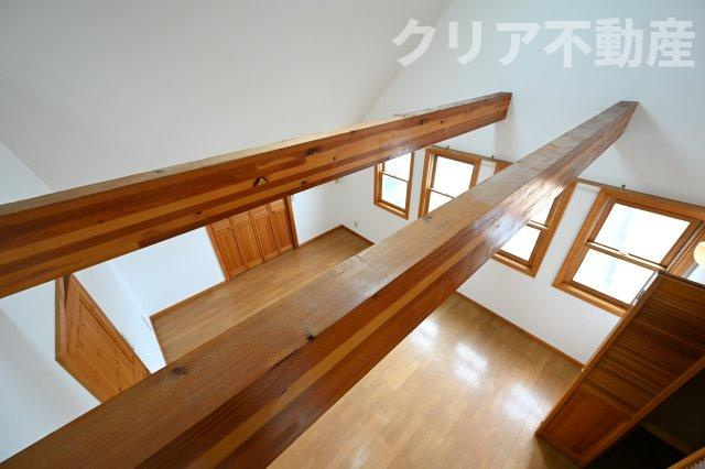 【内装】 | 桐生市相生町五丁目　中古住宅 | 大きな梁が特徴的なデザインの洋室