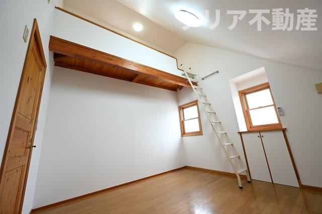 【内装】 | 桐生市相生町五丁目　中古住宅 | 寛ぎの時間を紡ぎだす主寝室。大型ベッドを置いても余裕です。