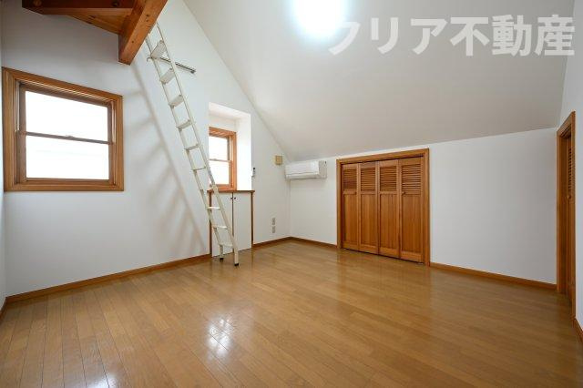 【その他】 | 桐生市相生町五丁目　中古住宅 | 勾配天井がアクセントになった洋室