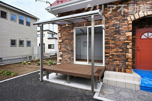 【庭】 | 桐生市相生町五丁目　中古住宅 | 屋根付きのウッドデッキがあります