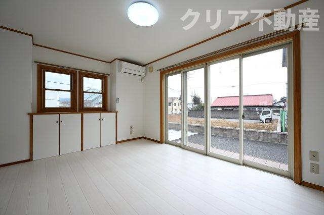 【居間・リビング】 | 桐生市相生町五丁目　中古住宅 | 日当たりがよく広いリビングは家族が自然と集まる居心地の良い空間です♪