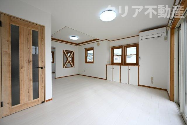 【居間・リビング】 | 桐生市相生町五丁目　中古住宅 | 大型ＴＶも余裕で置けちゃう！ワイドなリビングで家族団らんの時間も増えそうですね♪