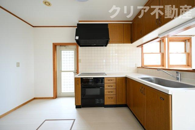 【キッチン】 | 8/8値下げ☆桐生市相生町五丁目　中古住宅 | スライド収納付きシステムキッチン。パスタ鍋や圧力鍋の出し入れもスムーズ！