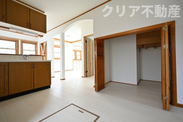 【収納】 | 桐生市相生町五丁目　中古住宅 | キッチン横にはお米や缶詰などを備蓄できるパントリーがございます