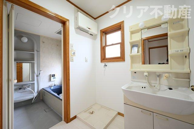 【独立洗面台】 | 桐生市相生町五丁目　中古住宅 | 3面ミラーの後ろは収納スペースを完備。生活感のあるものは隠して、スッキリシンプルな洗面台に！