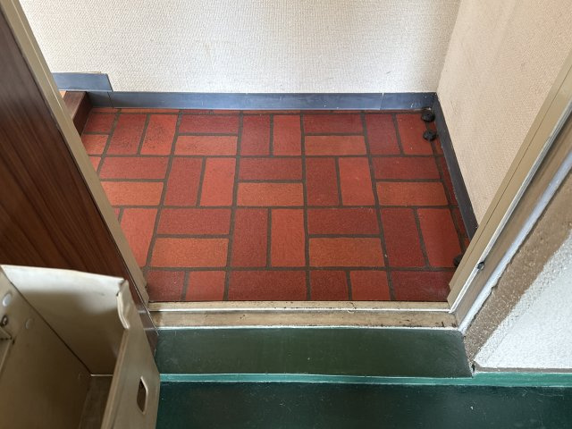 野里マンションの玄関