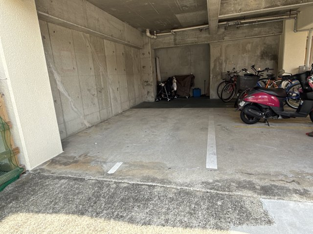 野里マンションの駐車場
