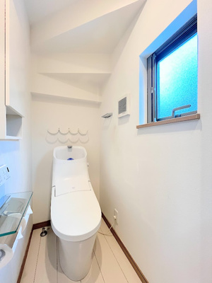 【トイレ】 | ◇◆横浜市青葉区千草台　中古一戸建て◆◇ | ◆清潔感のある白を基調とした落ち着ける空間。小窓をもうけていますので、こもりやすい空気の入れ替えも簡単に行えますね！