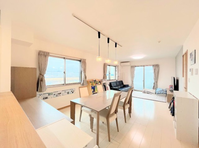 【居間・リビング】 | ◇◆横浜市青葉区千草台　中古一戸建て◆◇ | ◆一家だんらんのスペースとなるＬＤＫ。窓から明るい光が差し込み、思わず家族の会話も弾む快適な空間。