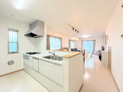 【キッチン】 | ◇◆横浜市青葉区千草台　中古一戸建て◆◇ | ◆キッチンからダイニングやリビングが見渡せるキッチン。料理をしながら家族とコミュニケーションをとれるだけでなく、大きな開放感も得られることができます。