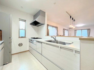 【キッチン】 | ◇◆横浜市青葉区千草台　中古一戸建て◆◇ | ◆ご家族みんなで調理ができる位のスペースを実現したキッチン空間となっております。みんなで作った料理を召し上がりながらの会話は、どのような物になるのでしょうか