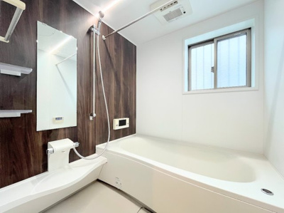【浴室】 | ◇◆横浜市青葉区千草台　中古一戸建て◆◇ | ◆モダンデザインの空間が気持ちよさを高めてくれるバスルーム。すっきりとした清潔感の中に都会的なセンスが感じられ、心身をリフレッシュできる寛ぎを深めてくれるスペースです。