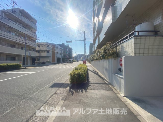プロスペアー多摩中央公園の外観|【outward appearance】
◆外観◆空隙と緑が織りなす柔らな陽射しと薫風を頬で感じさせ、さりげなく気が利いていて穏やかな雰囲気を醸し出すエリア。