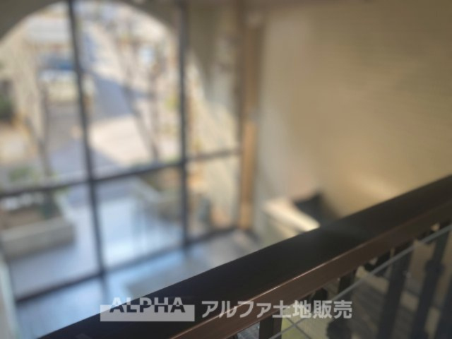 プロスペアー多摩中央公園のエントランス|【Entrance】
◆エントランス◆高い天井により解放感と清潔感のあるエントランス。扉を開けると温もりと幸せと楽しさいっぱいの我が家に帰る事が出来る。