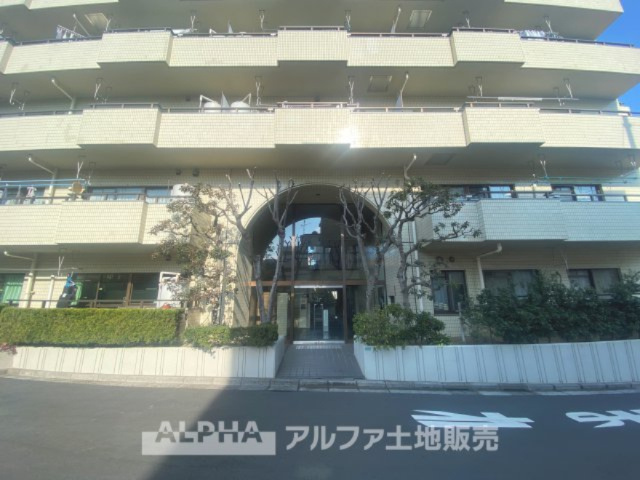 プロスペアー多摩中央公園の外観|【outward appearance】
◆外観◆空隙と緑が織りなす柔らな陽射しと薫風を頬で感じさせ、さりげなく気が利いていて穏やかな雰囲気を醸し出すエリア。