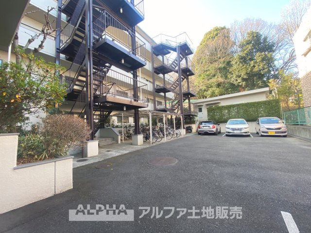 プロスペアー多摩中央公園の駐車場