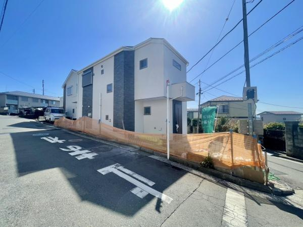 横浜市戸塚区汲沢８丁目の新築一戸建の前面道路含む現地写真|周辺は落ち着いた街並みになります。
子育てにはぴったりの住環境♪