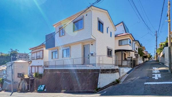 横浜市南区永田山王台の新築一戸建の外観|周辺は落ち着いた街並み。
是非一度、現地へお越しください。
ご自宅まで送迎も可能です