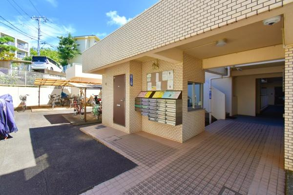 横浜市西区西戸部町２丁目の中古マンションのエントランス|清掃もしっかり、管理のされたマンションです。
安心・安全・快適にお過ごしください