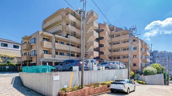 横浜市中区西竹之丸の中古マンションの外観|周辺は落ち着いた街並み。
是非一度、現地へお越しください。
ご自宅まで送迎も可能です