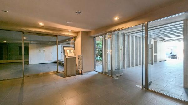 横浜市中区西竹之丸の中古マンションのエントランス|清掃もしっかりとされたマンションです。
安心・安全・快適にお過ごしください