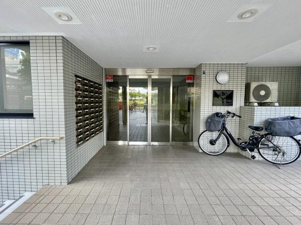 横浜市神奈川区浦島町の中古マンションのエントランス|管理体制がよく清掃が行き届いています。
綺麗なエントランス！