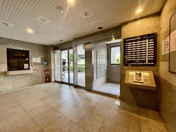 横浜市神奈川区浦島町の中古マンションのエントランス|エントランスにはオートロックがついており、防犯面も安心！
清掃も行き届いています
