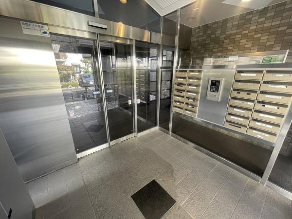 横浜市青葉区梅が丘の中古マンションのエントランス|エントランスにはオートロックがついており、防犯面も安心！
清掃も行き届いています
