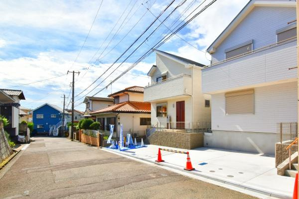 横浜市戸塚区上柏尾町の新築一戸建の前面道路含む現地写真|車通りが少ない為、小さなお子様にも安心です。
是非一度、現地へ起こしください。

