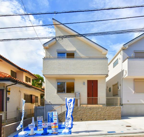 横浜市戸塚区上柏尾町の新築一戸建の外観|堂々と完成しました！いつでもご案内可能です！
お車でご自宅まで送迎承ります。