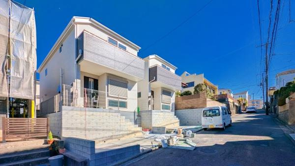 横浜市金沢区富岡東３丁目の新築一戸建の外観|現在建築中の為、同仕様物件もご案内をさせて頂きます。
お車でご自宅まで送迎承ります。