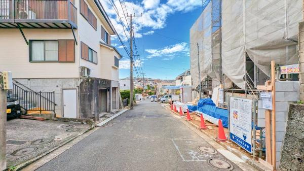 横浜市金沢区富岡東３丁目の新築一戸建の前面道路含む現地写真|車通りが少ない為、小さなお子様にも安心です。
是非一度、現地へ起こしください。

