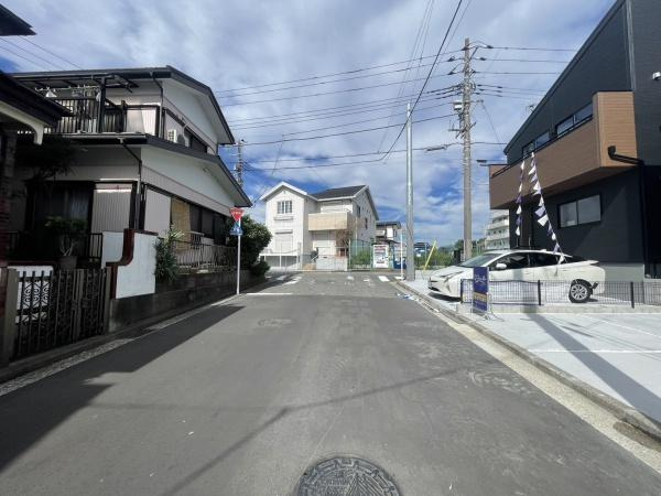 横浜市金沢区六浦３丁目の新築一戸建の前面道路含む現地写真|前面道路が広いので、安心して駐車可能です！