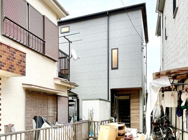 横浜市磯子区上中里町の新築一戸建の外観|周辺は落ち着いた街並み。
是非一度、現地へお越しください。
