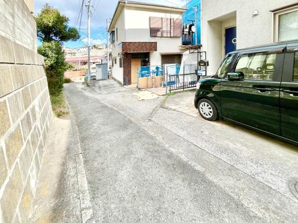 横浜市磯子区上中里町の新築一戸建の前面道路含む現地写真|前面道路が広いので、安心して駐車可能です！
